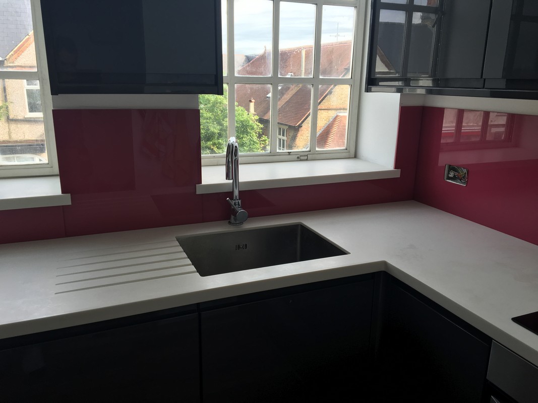 Deep plum coloured glass splashback in modern Luton kitchen
